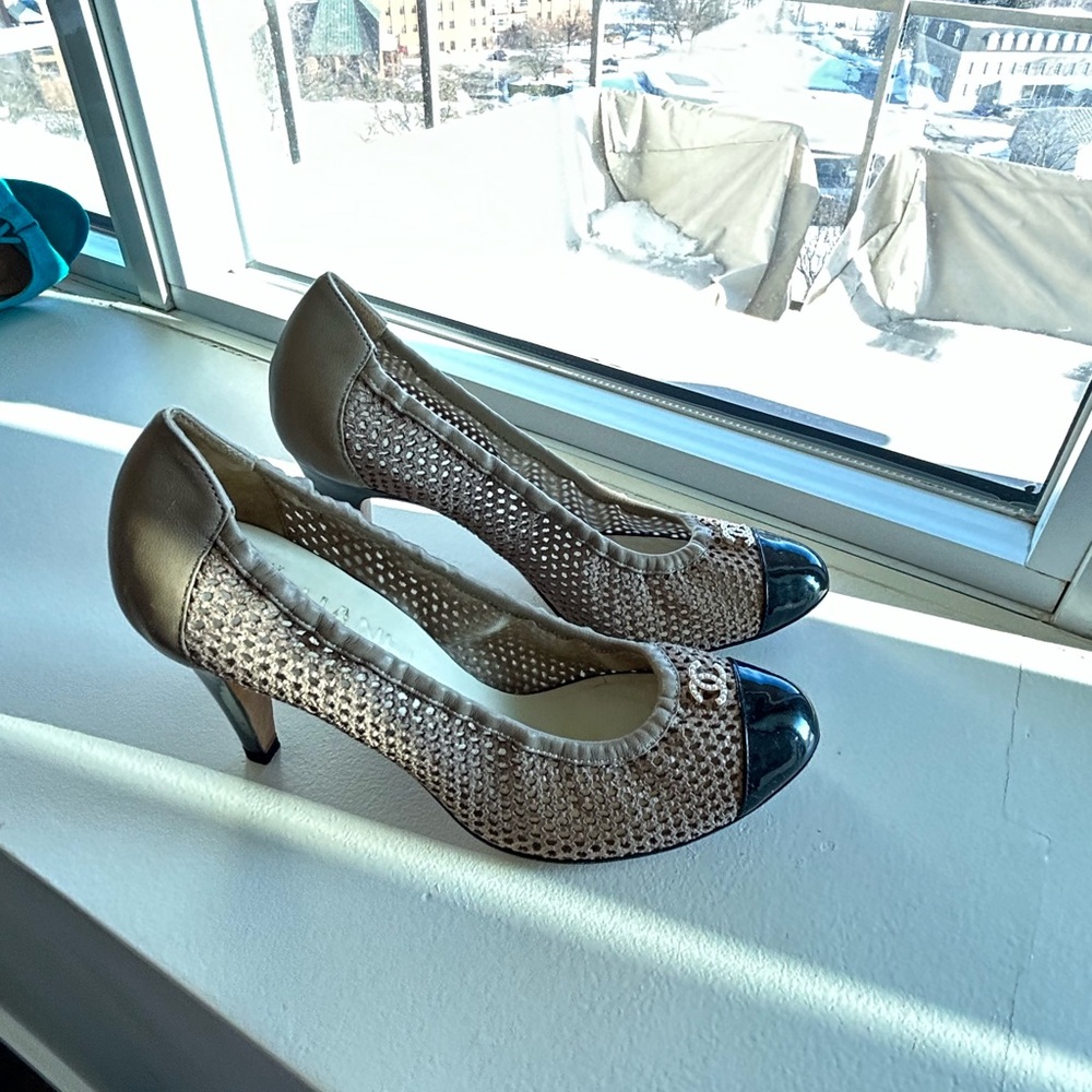 CHANEL Brown Mesh Pumps with Black Patent Cap Toe - Picture 2 of 5